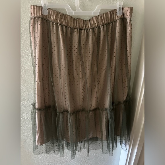 NWT Super cute skirt. Tan with a green overlay. Size 20 - Picture 4 of 4